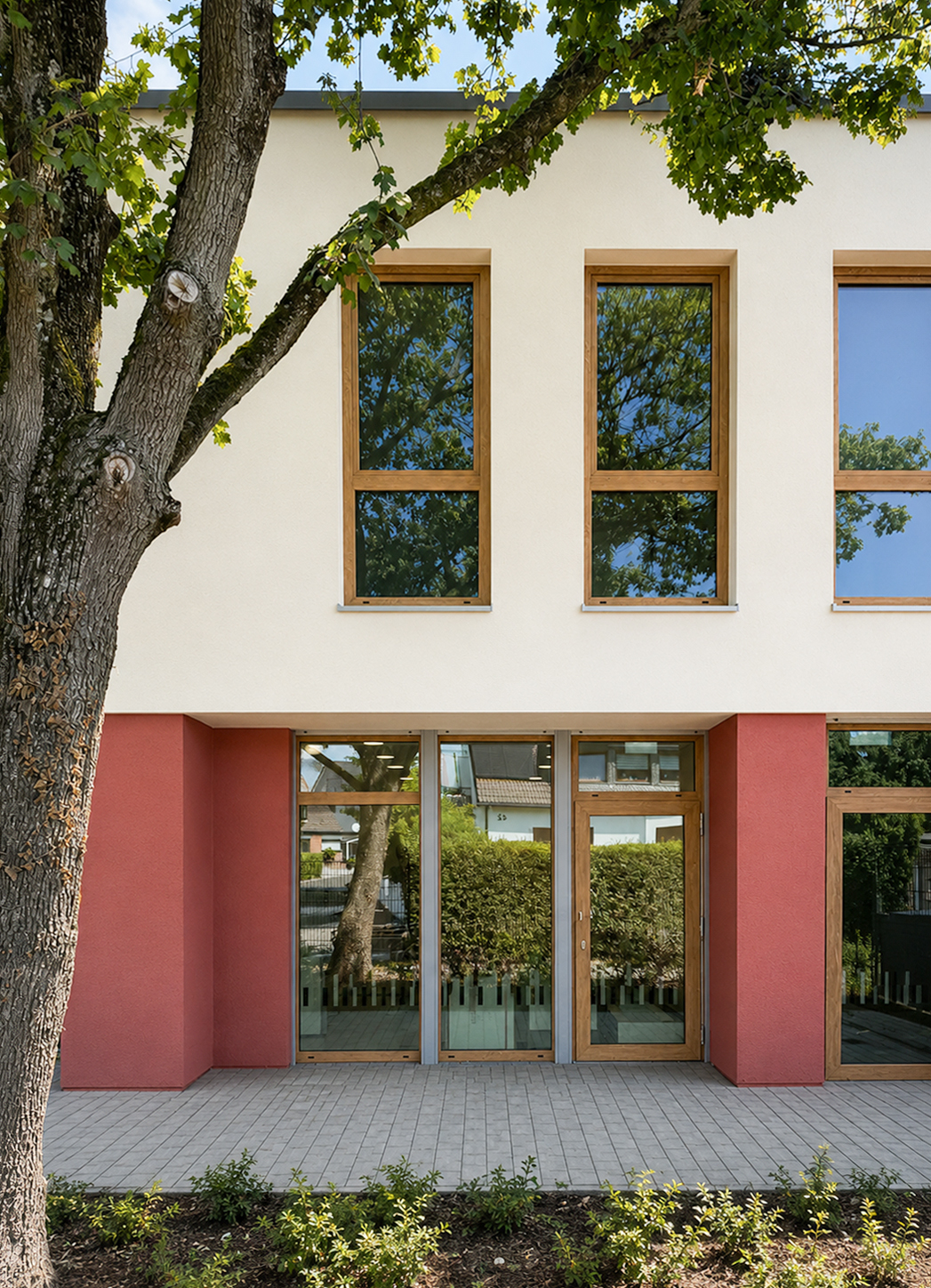 Fassadendetail mit Holzfenstern