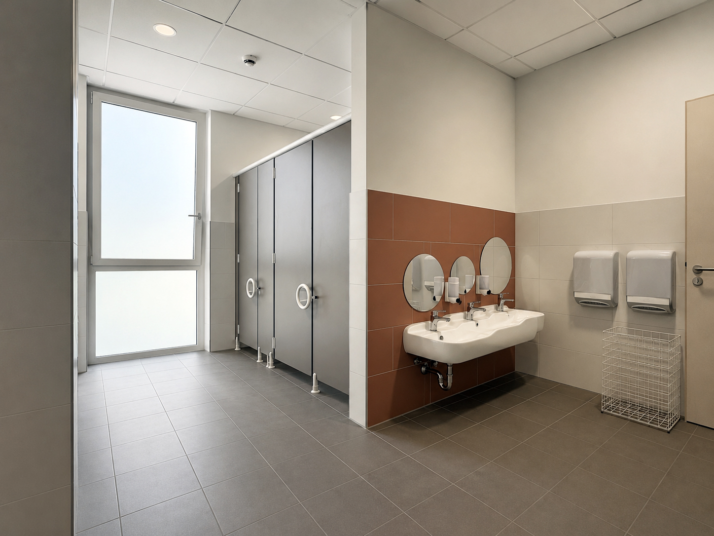 Sanitärraum mit Waschbecken in Kinderhöhe