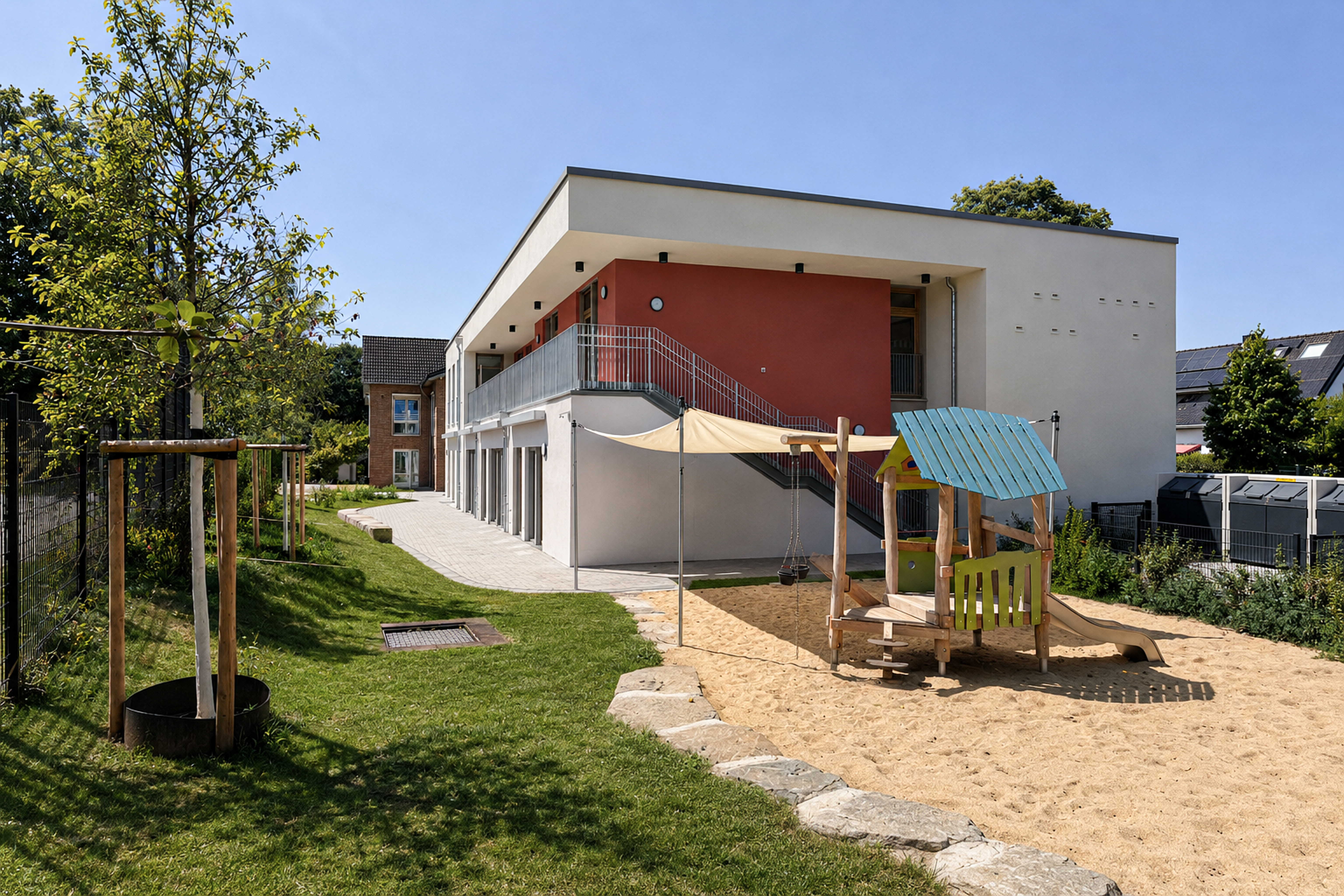 Erweiterungsbau mit Spielbereich im Garten