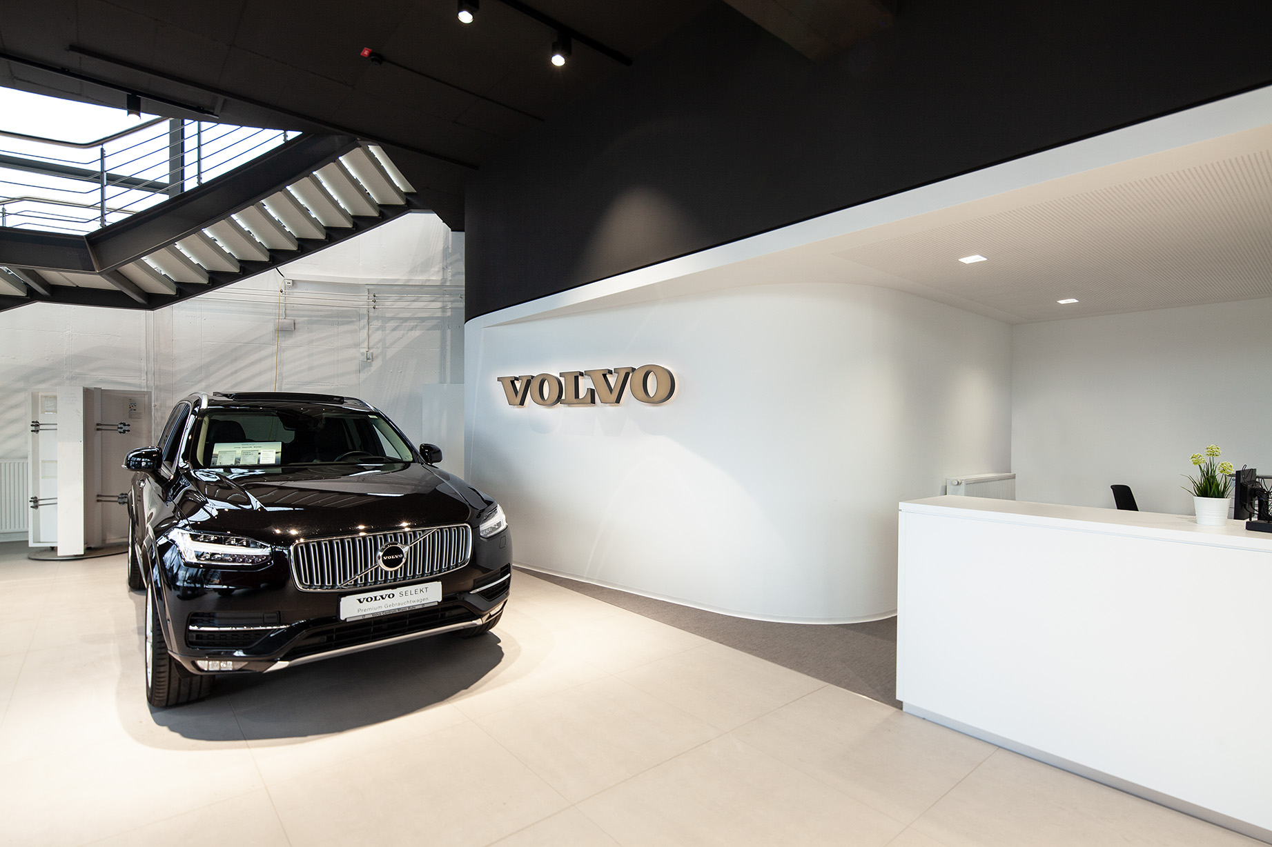 Empfang mit VOLVO-Schriftzug und Treppe
